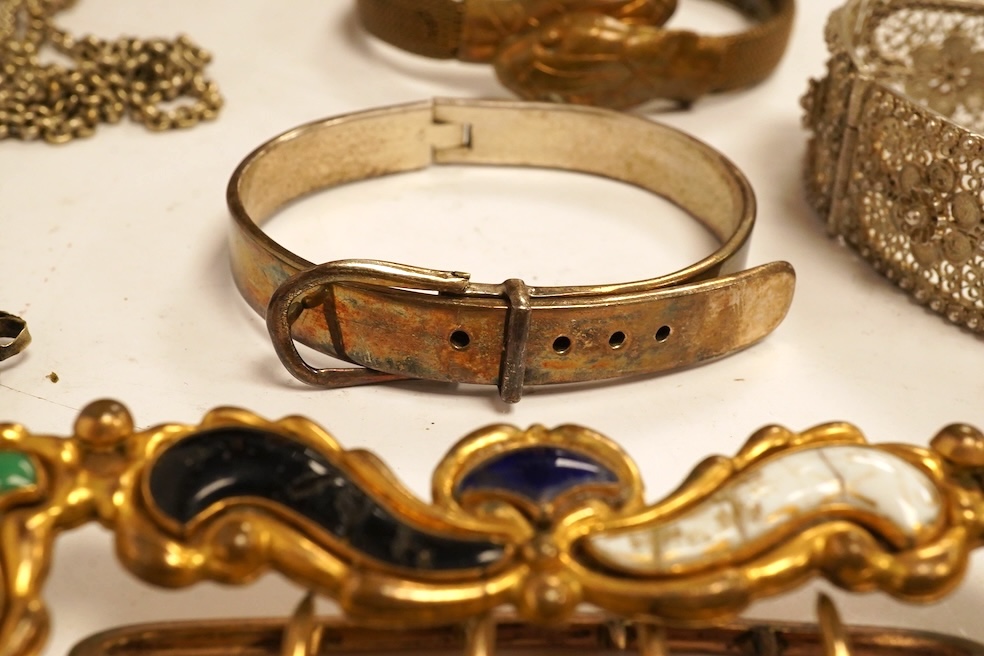 A quantity of assorted costume jewellery including an unmounted synthetic emerald, a white metal filigree bracelet, etc. Condition - poor to fair